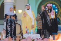 Gubernur Jawa Timur Khofifah Indar Parawansa bersama Atase Agama Kedutaan Besar Arab Saudi untuk Indonesia, Syeikh Ahmad bin Izza Al Hazimy, menggelar kegiatan buka puasa bersama ribuan masyarakat di Masjid Nasional Al-Akbar Surabaya. (Foto: Adpim For Digitaljatim)