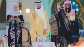 Gubernur Jawa Timur Khofifah Indar Parawansa bersama Atase Agama Kedutaan Besar Arab Saudi untuk Indonesia, Syeikh Ahmad bin Izza Al Hazimy, menggelar kegiatan buka puasa bersama ribuan masyarakat di Masjid Nasional Al-Akbar Surabaya. (Foto: Adpim For Digitaljatim)