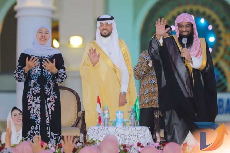 Gubernur Jawa Timur Khofifah Indar Parawansa bersama Atase Agama Kedutaan Besar Arab Saudi untuk Indonesia, Syeikh Ahmad bin Izza Al Hazimy, menggelar kegiatan buka puasa bersama ribuan masyarakat di Masjid Nasional Al-Akbar Surabaya. (Foto: Adpim For Digitaljatim)