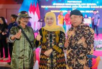 Gubernur Jawa Timur Khofifah Indar Parawansa bersama para seniman budaya di Taman Krida Budaya Malang. (Foto: Adpim For Digitaljatim)