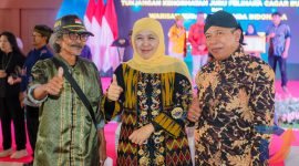 Gubernur Jawa Timur Khofifah Indar Parawansa bersama para seniman budaya di Taman Krida Budaya Malang. (Foto: Adpim For Digitaljatim)