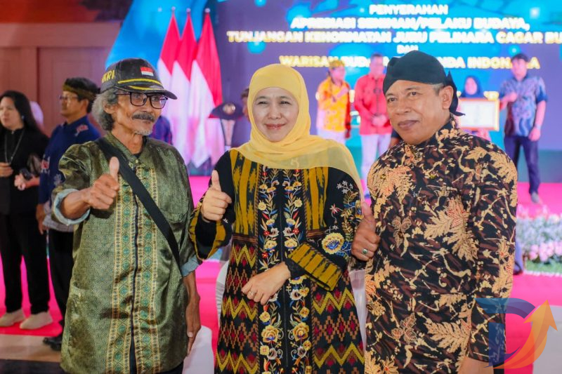 Gubernur Jawa Timur Khofifah Indar Parawansa bersama para seniman budaya di Taman Krida Budaya Malang. (Foto: Adpim For Digitaljatim)