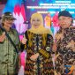 Gubernur Jawa Timur Khofifah Indar Parawansa bersama para seniman budaya di Taman Krida Budaya Malang. (Foto: Adpim For Digitaljatim)