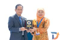 Gubernur Jawa Timur Khofifah Indar Parawansa menerima penghargaan dari Menteri Lingkungan Hidup dan Badan Pengendalian Lingkungan Hidup RI Hanif Faisol Nurofiq dalam ajang Rakornas Pengelolaan Sampah Tahun 2026 dan Penghargaan Kinerja Pengelolaan Sampah di Gedung Balai Kartini, Jakarta. (Foto: Adpim For digitalJatim)