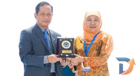 Gubernur Jawa Timur Khofifah Indar Parawansa menerima penghargaan dari Menteri Lingkungan Hidup dan Badan Pengendalian Lingkungan Hidup RI Hanif Faisol Nurofiq dalam ajang Rakornas Pengelolaan Sampah Tahun 2026 dan Penghargaan Kinerja Pengelolaan Sampah di Gedung Balai Kartini, Jakarta. (Foto: Adpim For digitalJatim)