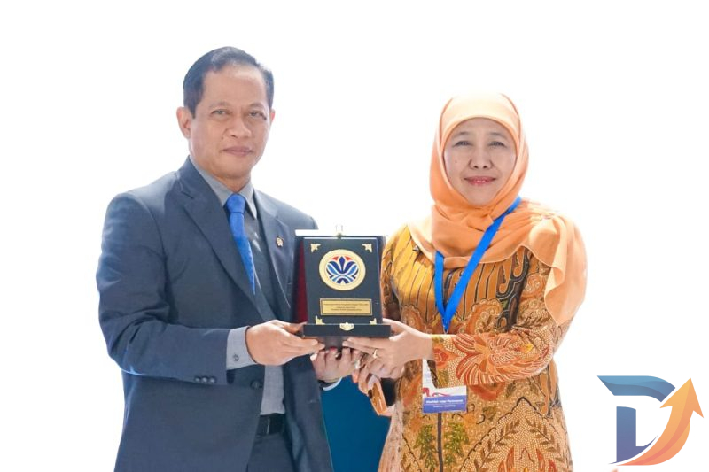 Gubernur Jawa Timur Khofifah Indar Parawansa menerima penghargaan dari Menteri Lingkungan Hidup dan Badan Pengendalian Lingkungan Hidup RI Hanif Faisol Nurofiq dalam ajang Rakornas Pengelolaan Sampah Tahun 2026 dan Penghargaan Kinerja Pengelolaan Sampah di Gedung Balai Kartini, Jakarta. (Foto: Adpim For digitalJatim)