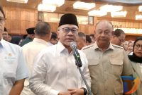 Menko Pangan Zulkifli Hasan didampigi Kelapa Badan Gizi Nasional (BGN) saat konferensi pers usai Rapat Koordinasi Penyelenggaraan Program MBG di Ruang Rapat Lantai 8 Kantor Gubernur Jawa Timur. (Foto: Syaiful/Digitaljatim.com)