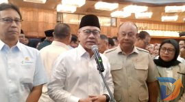 Menko Pangan Zulkifli Hasan didampigi Kelapa Badan Gizi Nasional (BGN) saat konferensi pers usai Rapat Koordinasi Penyelenggaraan Program MBG di Ruang Rapat Lantai 8 Kantor Gubernur Jawa Timur. (Foto: Syaiful/Digitaljatim.com)