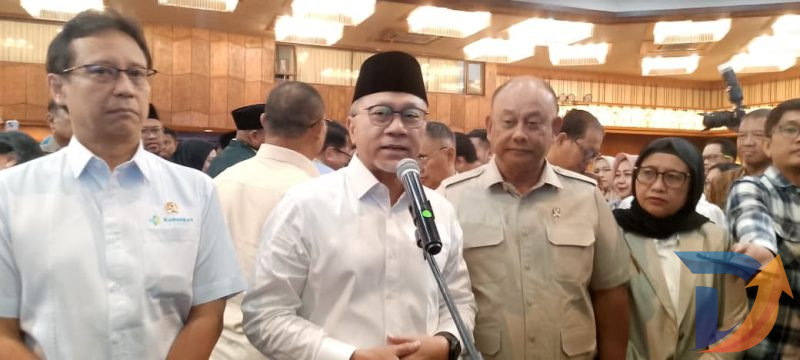 Menko Pangan Zulkifli Hasan didampigi Kelapa Badan Gizi Nasional (BGN) saat konferensi pers usai Rapat Koordinasi Penyelenggaraan Program MBG di Ruang Rapat Lantai 8 Kantor Gubernur Jawa Timur. (Foto: Syaiful/Digitaljatim.com)