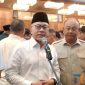 Menko Pangan Zulkifli Hasan didampigi Kelapa Badan Gizi Nasional (BGN) saat konferensi pers usai Rapat Koordinasi Penyelenggaraan Program MBG di Ruang Rapat Lantai 8 Kantor Gubernur Jawa Timur. (Foto: Syaiful/Digitaljatim.com)
