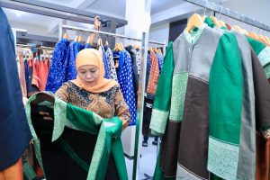 Kunjungi SMKN 1 Buduran, Gubernur Khofifah Terpukau Praktik Kerja Siswa yang Profesional