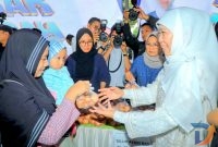 atusan warga memadati kawasan Masjid Nasional Al-Akbar Surabaya yang digelar Pasar Murah bersama Gubernur Khofifah. (Foto : Adpim For Digitaljatim.com)