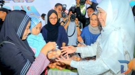 atusan warga memadati kawasan Masjid Nasional Al-Akbar Surabaya yang digelar Pasar Murah bersama Gubernur Khofifah. (Foto : Adpim For Digitaljatim.com)