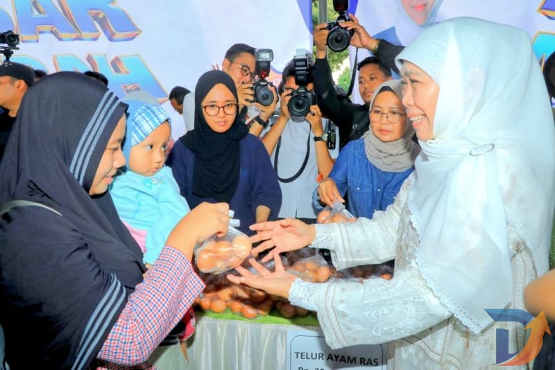 atusan warga memadati kawasan Masjid Nasional Al-Akbar Surabaya yang digelar Pasar Murah bersama Gubernur Khofifah. (Foto : Adpim For Digitaljatim.com)