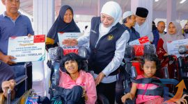 Gubernur Jawa Timur Khofifah Indar Parawansa menyalurkan bantuan sosial dan pemberdayaan senilai total Rp7.735.250.000 dalam kegiatan Sapa Bansos yang dipusatkan di Pendopo Kabupaten Pasuruan. (Foto: Adpim For DigitalJatim.com)