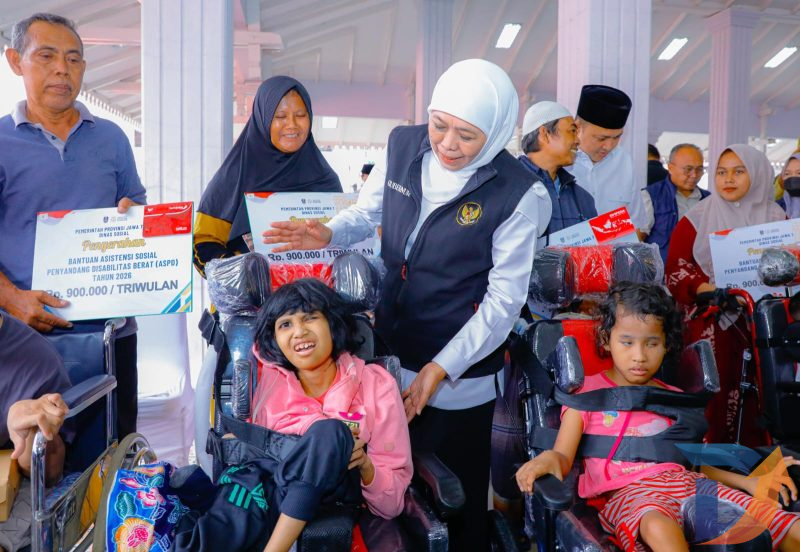 Gubernur Jawa Timur Khofifah Indar Parawansa menyalurkan bantuan sosial dan pemberdayaan senilai total Rp7.735.250.000 dalam kegiatan Sapa Bansos yang dipusatkan di Pendopo Kabupaten Pasuruan. (Foto: Adpim For DigitalJatim.com)