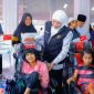 Gubernur Jawa Timur Khofifah Indar Parawansa menyalurkan bantuan sosial dan pemberdayaan senilai total Rp7.735.250.000 dalam kegiatan Sapa Bansos yang dipusatkan di Pendopo Kabupaten Pasuruan. (Foto: Adpim For DigitalJatim.com)