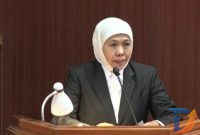 Gubernur Jawa Timur Khofifah Indar Parawansa penyampaian nota penjelasan atas Rancangan Peraturan Daerah (Raperda) tentang penyertaan modal daerah pada PT Penjaminan Kredit Daerah Jawa Timur (Perseroda) atau Jamkrida Jatim di Rapat Paripurna Gedung DPRD Jawa Timur. (Foto: Syaiful/DigitalJatim)