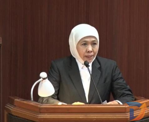 Gubernur Jawa Timur Khofifah Indar Parawansa penyampaian nota penjelasan atas Rancangan Peraturan Daerah (Raperda) tentang penyertaan modal daerah pada PT Penjaminan Kredit Daerah Jawa Timur (Perseroda) atau Jamkrida Jatim di Rapat Paripurna Gedung DPRD Jawa Timur. (Foto: Syaiful/DigitalJatim)
