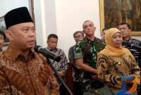 Menteri Perhubungan RI Dudy Purwagandhi (Kiri) bersama Gubernur Jawa Timur Khofifah Indar Parawansa (Kanan) saat konferensi pers didepan awak media di Lobby Gedung Grahadi Nasional Surabaya. (Foto: Syaiful/Digitaljatim)