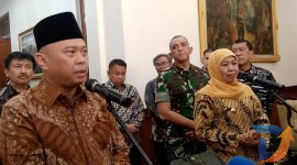 Menteri Perhubungan RI Dudy Purwagandhi (Kiri) bersama Gubernur Jawa Timur Khofifah Indar Parawansa (Kanan) saat konferensi pers didepan awak media di Lobby Gedung Grahadi Nasional Surabaya. (Foto: Syaiful/Digitaljatim)