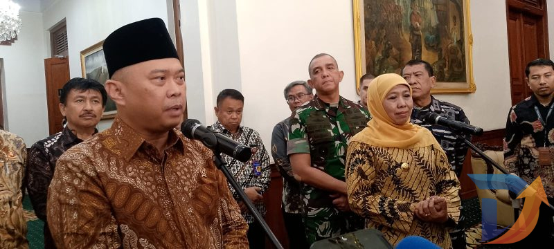 Menteri Perhubungan RI Dudy Purwagandhi (Kiri) bersama Gubernur Jawa Timur Khofifah Indar Parawansa (Kanan) saat konferensi pers didepan awak media di Lobby Gedung Grahadi Nasional Surabaya. (Foto: Syaiful/Digitaljatim)
