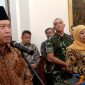 Menteri Perhubungan RI Dudy Purwagandhi (Kiri) bersama Gubernur Jawa Timur Khofifah Indar Parawansa (Kanan) saat konferensi pers didepan awak media di Lobby Gedung Grahadi Nasional Surabaya. (Foto: Syaiful/Digitaljatim)