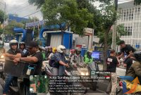 Tim Takjil MAKI Jawa Timur membagikan 1.000 paket takjil kepada pengguna jalan di depan kantor Dinas Perhubungan Jawa Timur. (Foto: Istimewa)