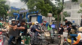 Tim Takjil MAKI Jawa Timur membagikan 1.000 paket takjil kepada pengguna jalan di depan kantor Dinas Perhubungan Jawa Timur. (Foto: Istimewa)