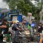 Tim Takjil MAKI Jawa Timur membagikan 1.000 paket takjil kepada pengguna jalan di depan kantor Dinas Perhubungan Jawa Timur. (Foto: Istimewa)
