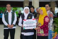 Gubernur Jawa Timur Khofifah Indar Parawansa menyalurkan bantuan sosial bagi masyarakat rentan dan umkm di Pendopo Kabupaten Malang. (Foto: KIP for Digitaljatim)