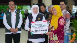 Gubernur Jawa Timur Khofifah Indar Parawansa menyalurkan bantuan sosial bagi masyarakat rentan dan umkm di Pendopo Kabupaten Malang. (Foto: KIP for Digitaljatim)