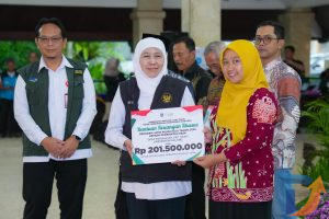 Gubernur Khofifah Salurkan Bantuan Rp7,05 Miliar di Malang, Perkuat Ekonomi dan Jaring Pengaman Sosial