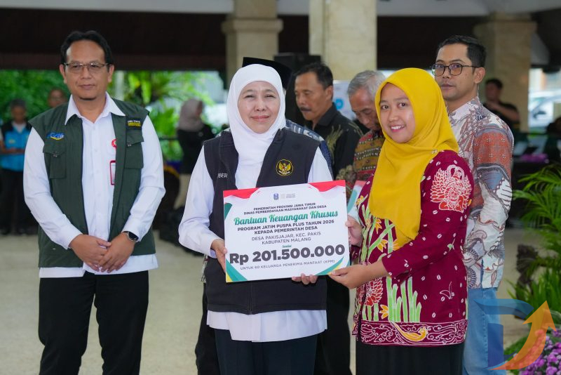 Gubernur Jawa Timur Khofifah Indar Parawansa menyalurkan bantuan sosial bagi masyarakat rentan dan umkm di Pendopo Kabupaten Malang. (Foto: KIP for Digitaljatim)