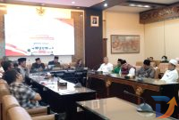 Ketua Komisi D DPRD Jawa Timur Abdul Halim menerima audiensi Aliansi Pemuda Peduli Bangkalan soal kepastian hukum proyek ISP dan kawasan industri di Ruang Badan Anggaran DPRD Jatim. (Foto: Syaiful/Digitaljatim)