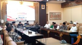 Ketua Komisi D DPRD Jawa Timur Abdul Halim menerima audiensi Aliansi Pemuda Peduli Bangkalan soal kepastian hukum proyek ISP dan kawasan industri di Ruang Badan Anggaran DPRD Jatim. (Foto: Syaiful/Digitaljatim)
