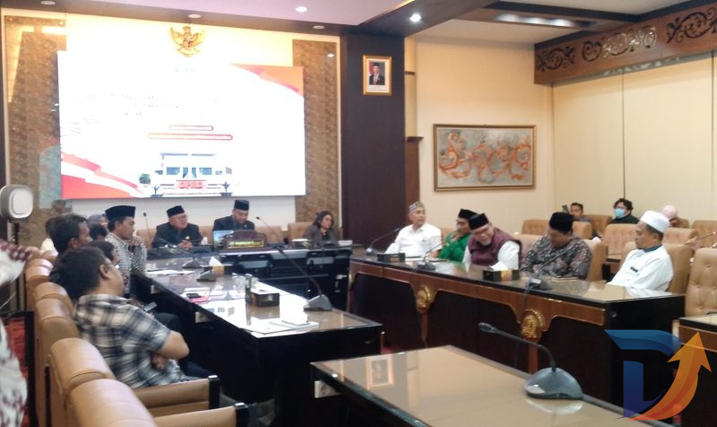 Ketua Komisi D DPRD Jawa Timur Abdul Halim menerima audiensi Aliansi Pemuda Peduli Bangkalan soal kepastian hukum proyek ISP dan kawasan industri di Ruang Badan Anggaran DPRD Jatim. (Foto: Syaiful/Digitaljatim)