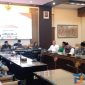 Ketua Komisi D DPRD Jawa Timur Abdul Halim menerima audiensi Aliansi Pemuda Peduli Bangkalan soal kepastian hukum proyek ISP dan kawasan industri di Ruang Badan Anggaran DPRD Jatim. (Foto: Syaiful/Digitaljatim)