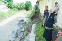 Gubernur Jawa Timur Khofifah Indar Parawansa bersama Bupati Probolinggo M. Haris turun langsung pastikan efektifitas penanganan dampak banjir yang menerjang sejumlah wilayah di Kabupaten Probolinggo. (Foto: Adpim For Digitaljatim)
