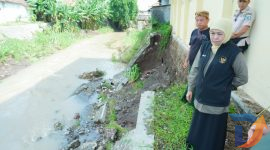Gubernur Jawa Timur Khofifah Indar Parawansa bersama Bupati Probolinggo M. Haris turun langsung pastikan efektifitas penanganan dampak banjir yang menerjang sejumlah wilayah di Kabupaten Probolinggo. (Foto: Adpim For Digitaljatim)