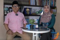 Anggota DPD RI Lia Istifhama (kanan) saat bersama Ketua Forum Jurnalis Nadhliyin Muhamad Didi Rosadi (Kiri). (Foto: Istimewa).
