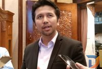 Wakil Gubernur Jawa Timur Emil Elestianto Dardak saat ditemui awak media merespons pandangan fraksi terkait penambahan penyertaan modal PT Jamkrida Jatim di Gedung DPRD Jawa Timur. (Foto: Syaiful/Digitaljatim)