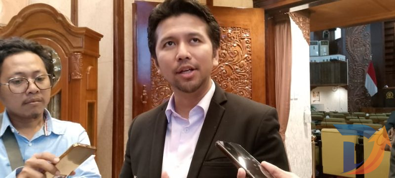Wakil Gubernur Jawa Timur Emil Elestianto Dardak saat ditemui awak media merespons pandangan fraksi terkait penambahan penyertaan modal PT Jamkrida Jatim di Gedung DPRD Jawa Timur. (Foto: Syaiful/Digitaljatim)