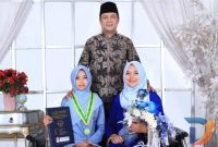 Firman Syah Ali bersama istri dan putrinya Ratu Ayu Alina Mirza. (Foto : Istimewa)