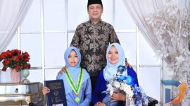 Firman Syah Ali bersama istri dan putrinya Ratu Ayu Alina Mirza. (Foto : Istimewa)