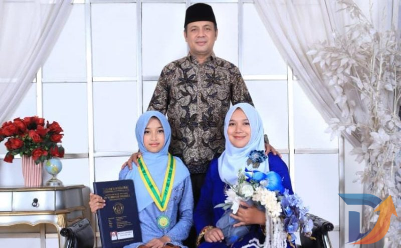 Firman Syah Ali bersama istri dan putrinya Ratu Ayu Alina Mirza. (Foto : Istimewa)