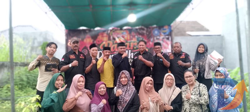 Tim Paguyuban UMKM dan Pengurus RW 09 Menganti Permai Gresik. (Foto: Syaiful/digitaljatim)