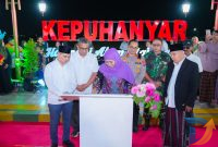 Gubernur Jawa Timur Khofifah Indar Parawansa meresmikan Penanganan Kumuh Skala Kawasan Terpadu dan Terintegrasi melalui Program Permata Jatim di Desa Kepuhanyar, Kecamatan Mojoanyar, Kabupaten Mojokerto. (Foto: Adpim For Digitaljatim)