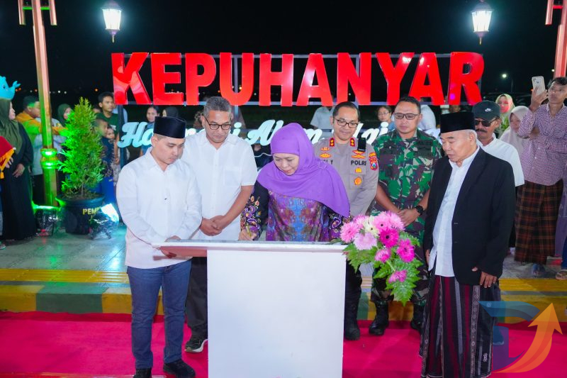 Gubernur Jawa Timur Khofifah Indar Parawansa meresmikan Penanganan Kumuh Skala Kawasan Terpadu dan Terintegrasi melalui Program Permata Jatim di Desa Kepuhanyar, Kecamatan Mojoanyar, Kabupaten Mojokerto. (Foto: Adpim For Digitaljatim)