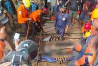 Tim SAR gabungan berhasil mengevakuasi Riyan Hananni (24), warga Desa Tamanayu, Kecamatan Pronojiwo, Kabupaten Lumajang, yang tertimpa material kandang ayam roboh di Kecamatan Wonosari, Kabupaten Malang. (Foto: Istimewa)